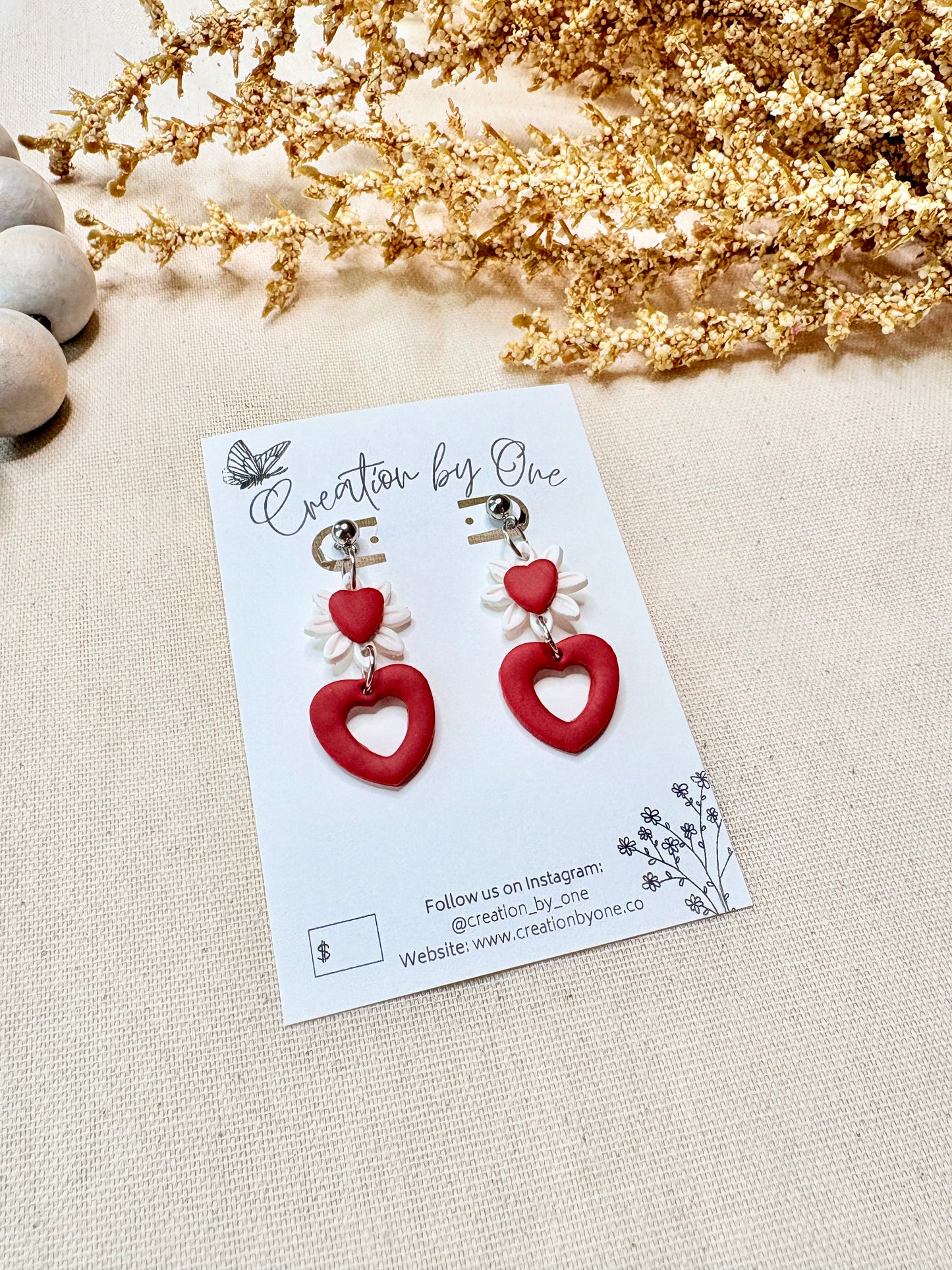 Lightweight hypoallergenic stud earrings with daisy flower and heart center